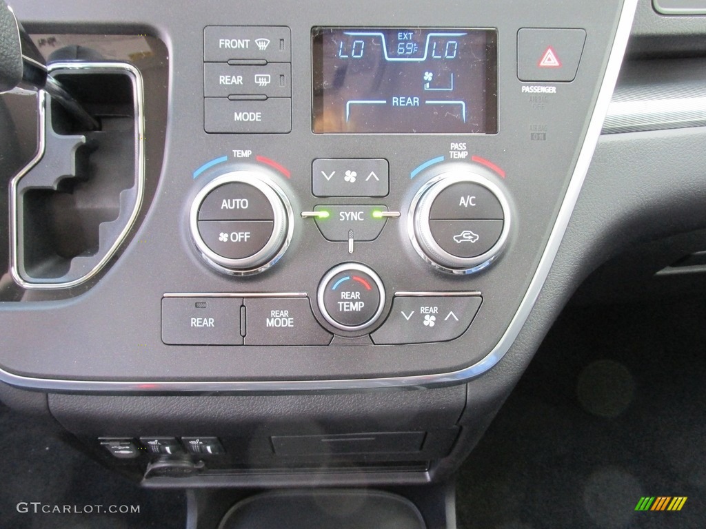 2016 Sienna SE - Super White / Black photo #26