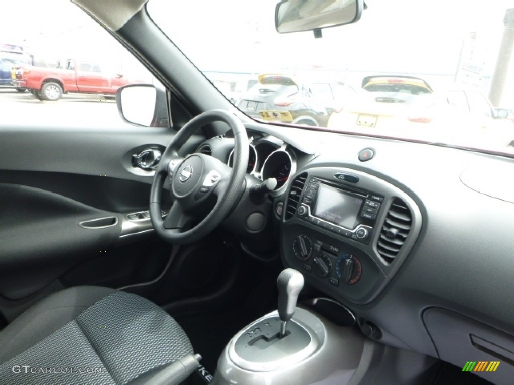 2016 Juke S AWD - Red Alert / Black/Silver photo #5