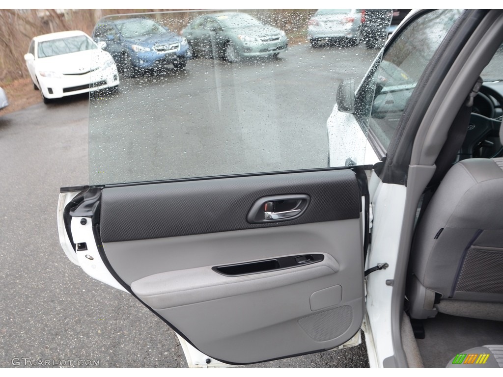 2005 Forester 2.5 XS - Aspen White / Gray photo #16