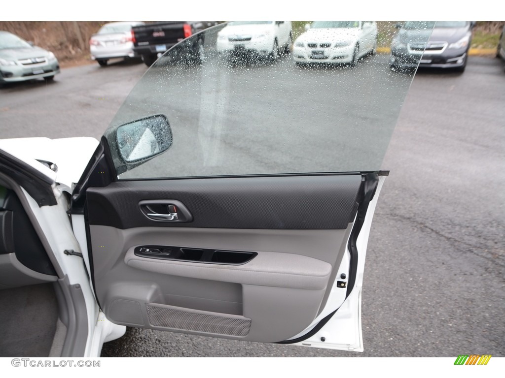 2005 Forester 2.5 XS - Aspen White / Gray photo #18