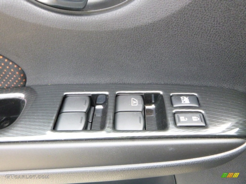 2016 Versa Note SR - Super Black / Charcoal photo #20