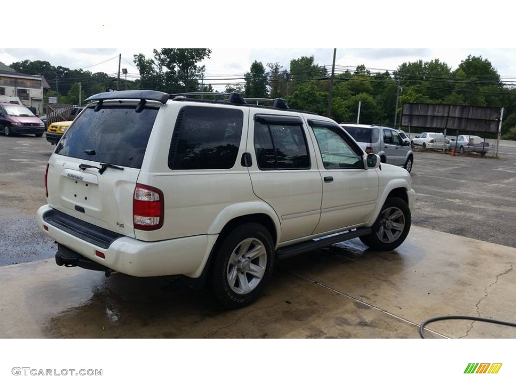 2003 Pathfinder SE 4x4 - Glacier White Pearl / Charcoal photo #5