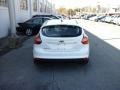 Oxford White - Focus SE Hatchback Photo No. 5