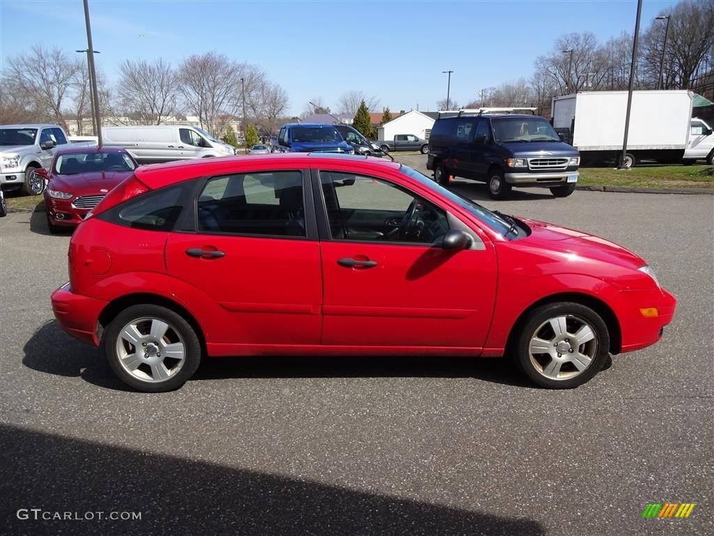 2006 Focus ZX5 S Hatchback - Infra-Red / Charcoal/Charcoal photo #8