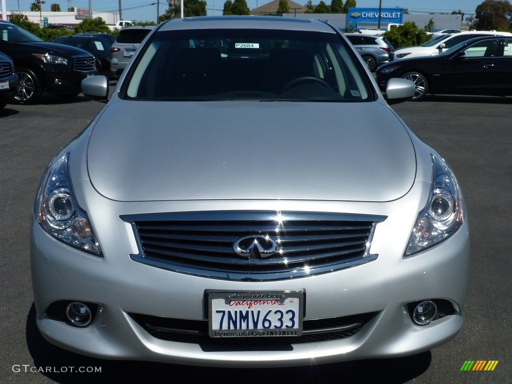 2015 Q40 Sedan - Liquid Platinum / Graphite photo #2