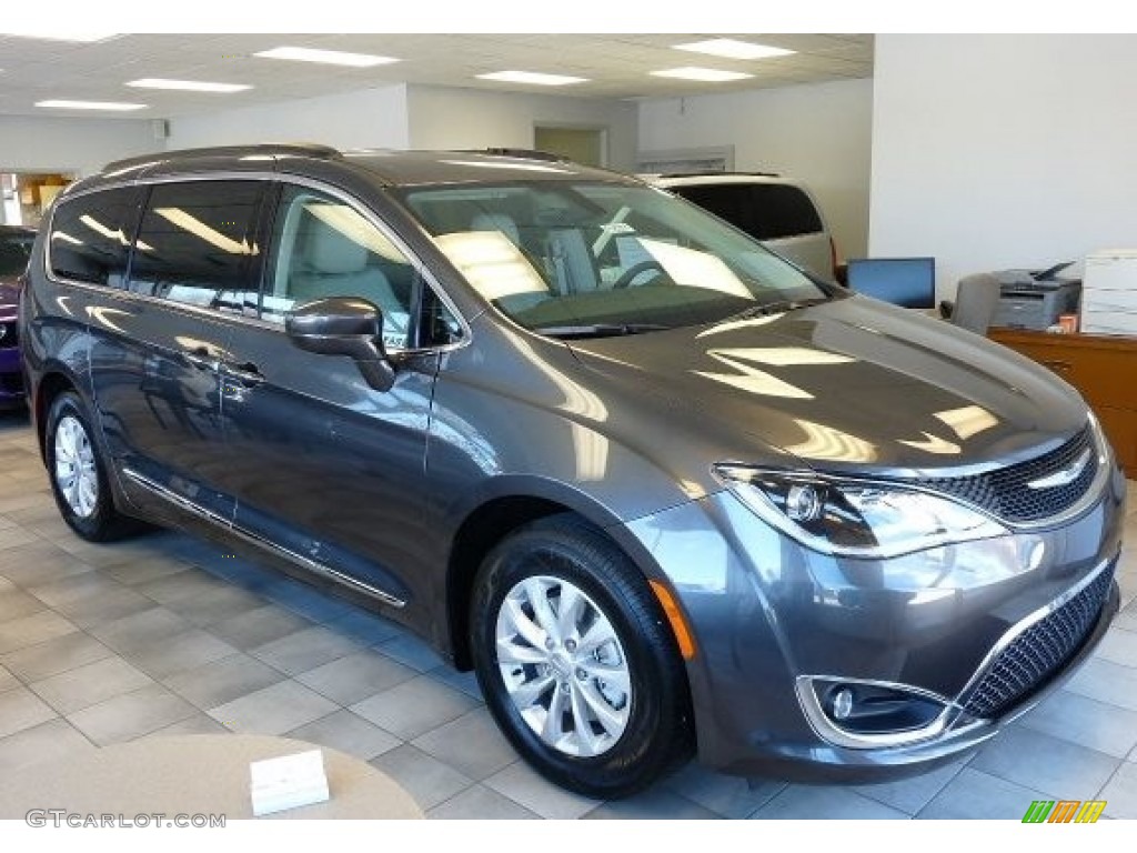 Granite Crystal Metallic 2017 Chrysler Pacifica Touring L Exterior Photo #112234517
