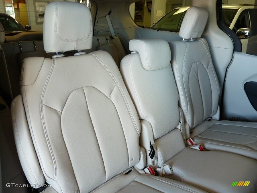 2017 Chrysler Pacifica Touring L Rear Seat Photo #112234721
