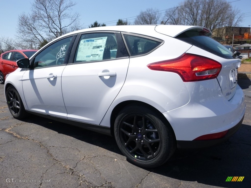 2016 Focus SE Hatch - Oxford White / Charcoal Black photo #4