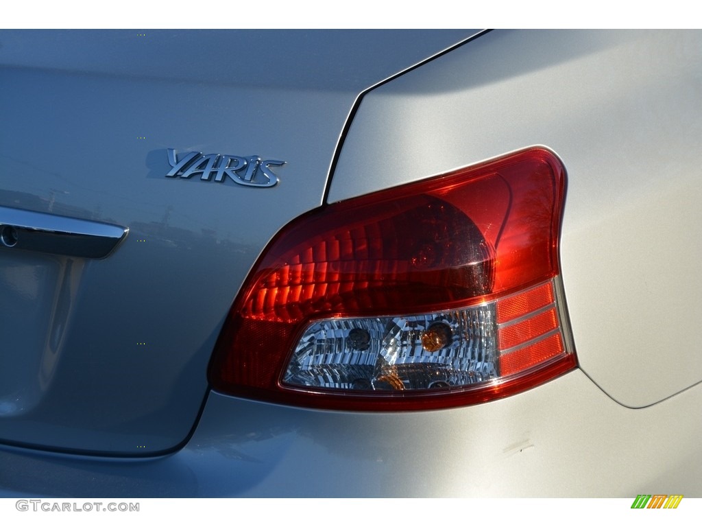 2009 Yaris S Sedan - Silver Streak Mica / Dark Charcoal photo #18