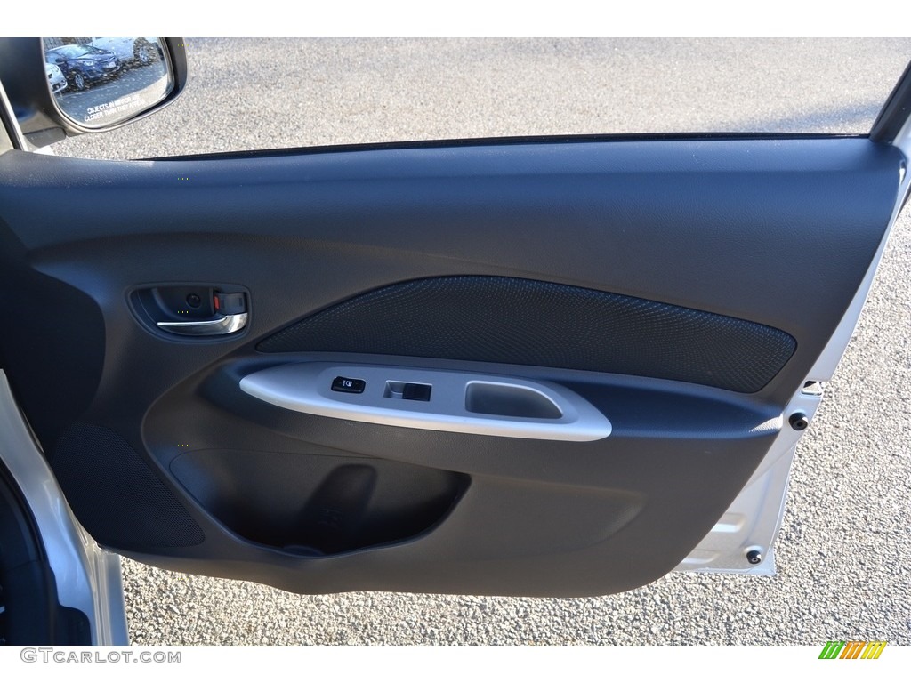 2009 Yaris S Sedan - Silver Streak Mica / Dark Charcoal photo #21