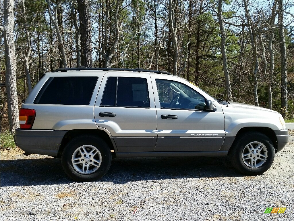 2004 Grand Cherokee Laredo 4x4 - Light Khaki Metallic / Sandstone photo #4
