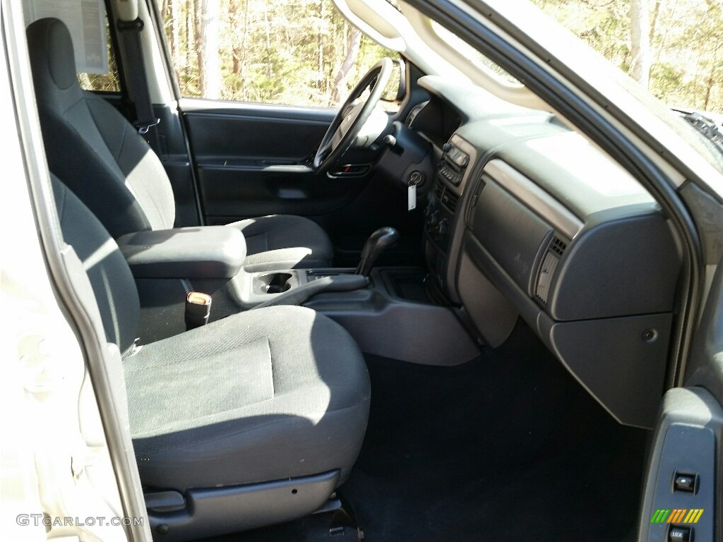 2004 Grand Cherokee Laredo 4x4 - Light Khaki Metallic / Sandstone photo #11