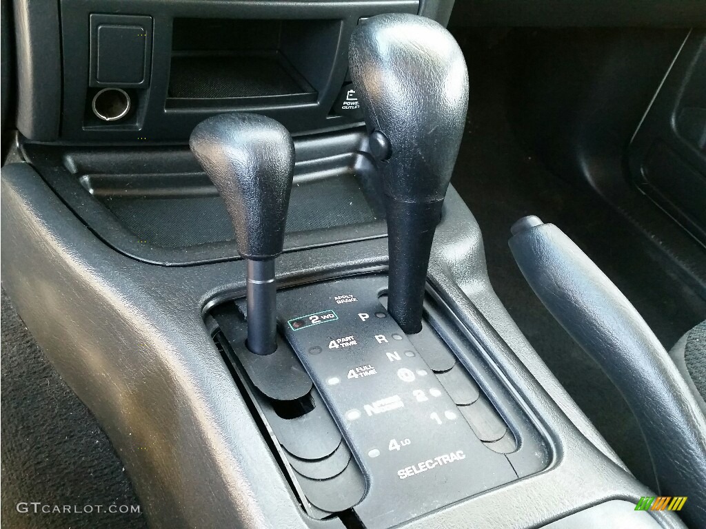 2004 Grand Cherokee Laredo 4x4 - Light Khaki Metallic / Sandstone photo #14