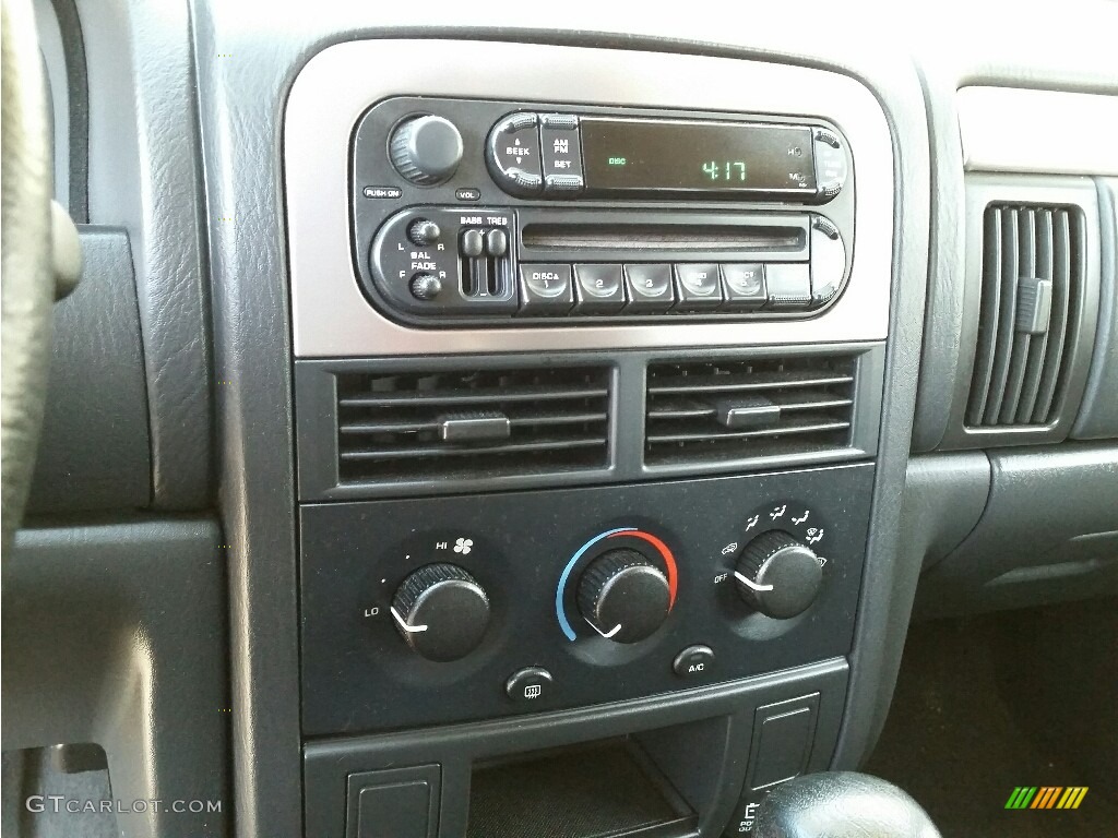 2004 Grand Cherokee Laredo 4x4 - Light Khaki Metallic / Sandstone photo #15