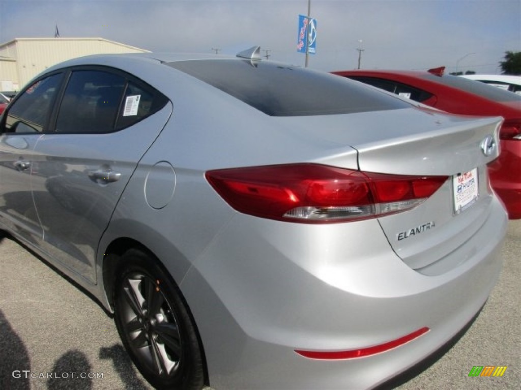 2017 Elantra SE - Silver / Gray photo #4