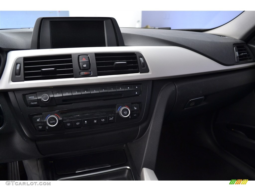 2013 3 Series 320i Sedan - Jet Black / Black photo #22