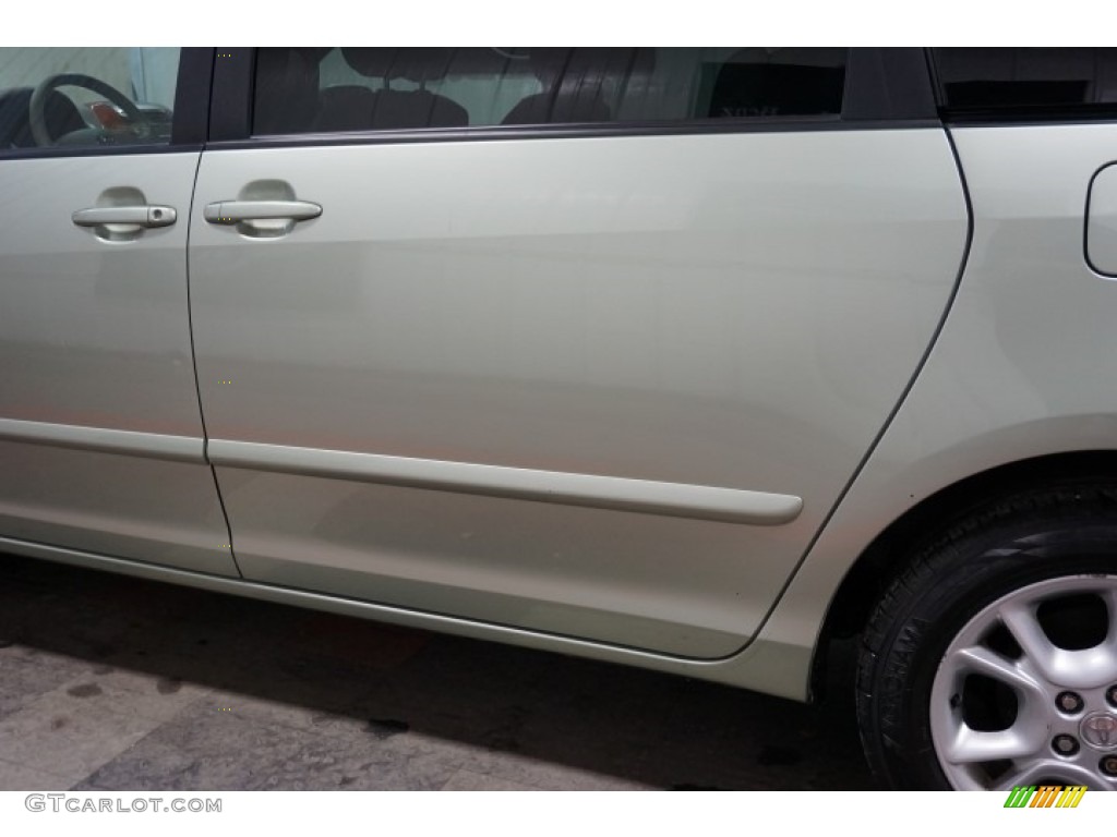 2006 Sienna XLE - Silver Pine Mica / Taupe photo #78