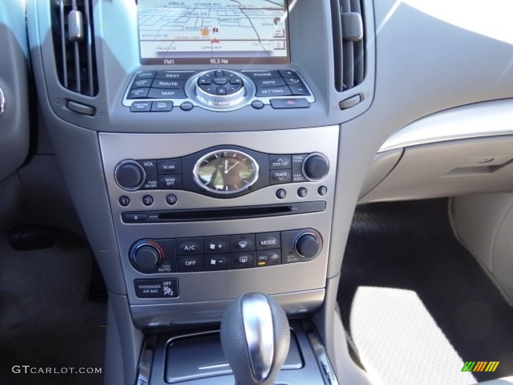 2015 Infiniti Q40 AWD Sedan Controls Photos
