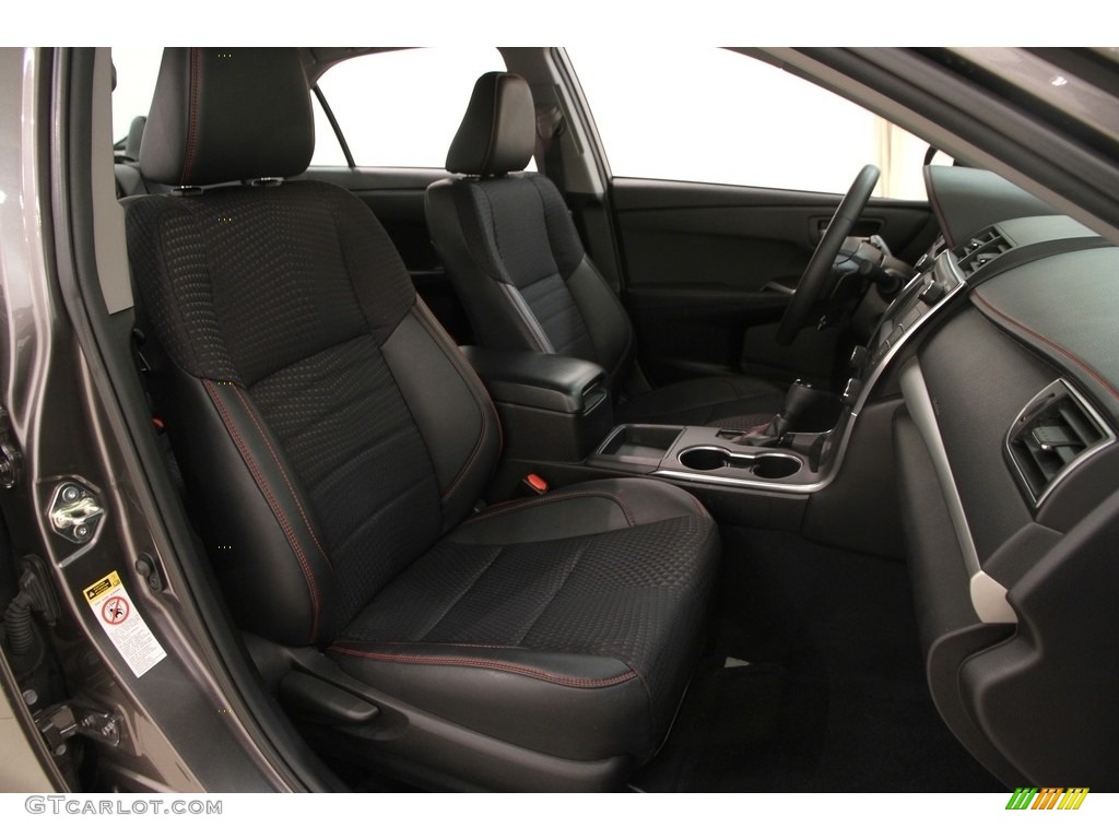 2015 Toyota Camry SE Front Seat Photo #112436429