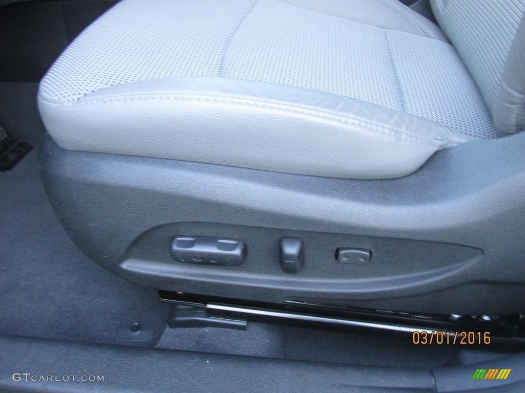 2014 Sonata SE - Radiant Silver / Gray photo #32