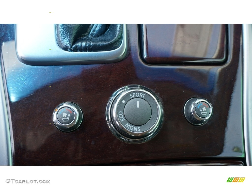 2011 M 37x AWD Sedan - Liquid Platinum / Graphite photo #24