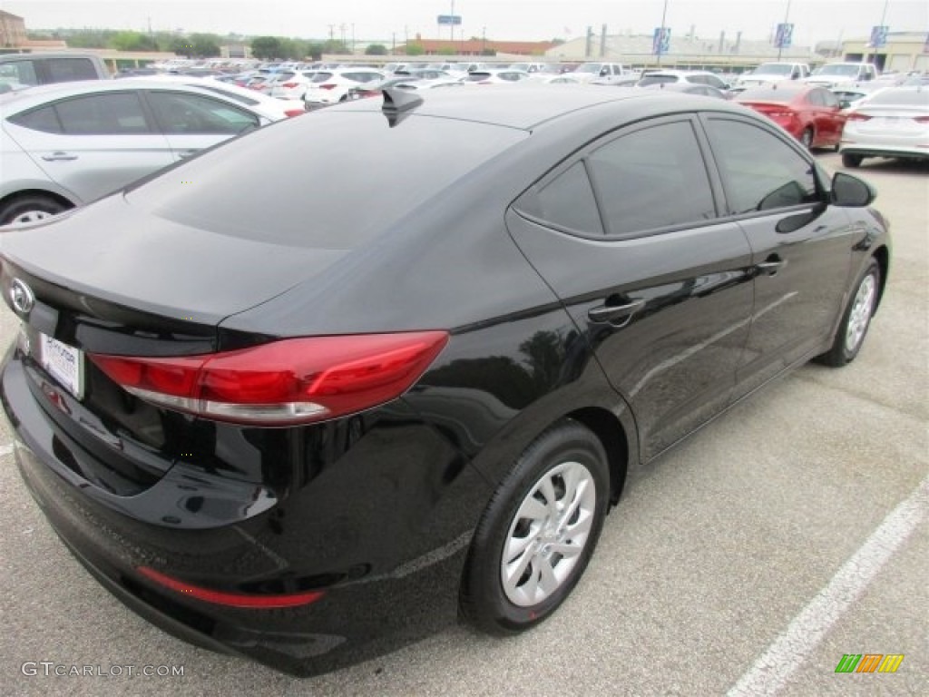2017 Elantra SE - Black / Gray photo #6