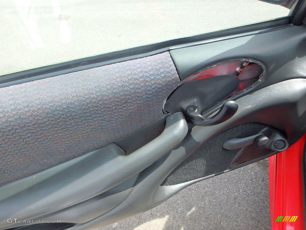 2002 Sunfire SE Coupe - Bright Red / Graphite photo #12