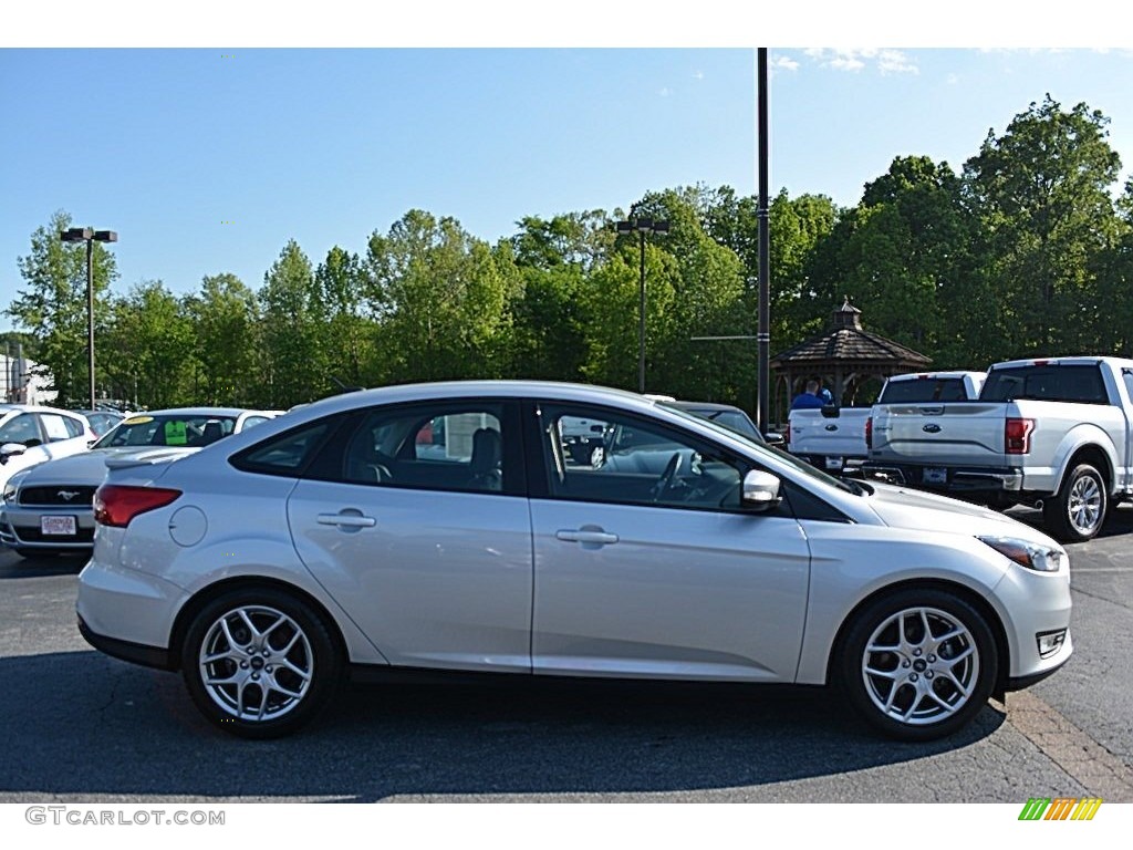 2015 Focus SE Sedan - Ingot Silver Metallic / Charcoal Black photo #2