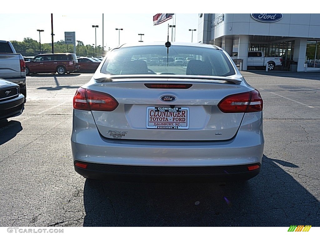 2015 Focus SE Sedan - Ingot Silver Metallic / Charcoal Black photo #4