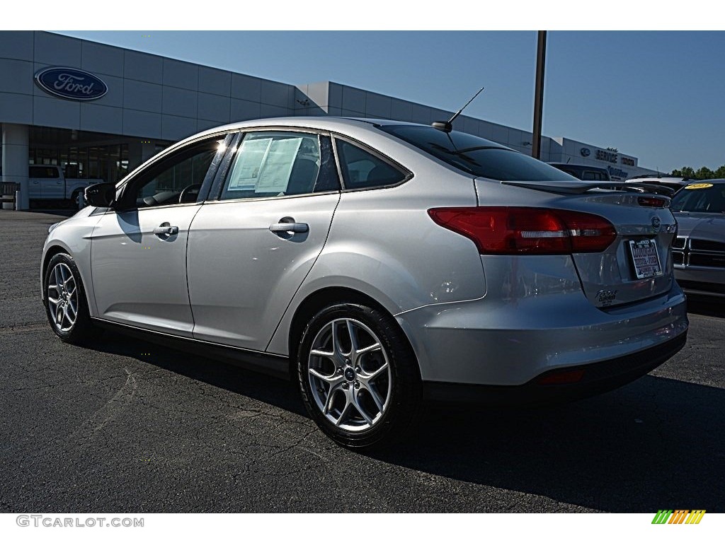 2015 Focus SE Sedan - Ingot Silver Metallic / Charcoal Black photo #5