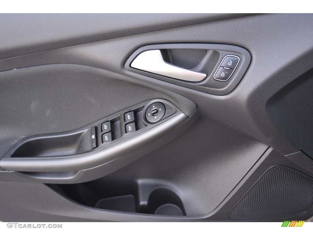 2015 Focus SE Sedan - Ingot Silver Metallic / Charcoal Black photo #8