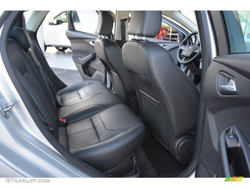 2015 Focus SE Sedan - Ingot Silver Metallic / Charcoal Black photo #13