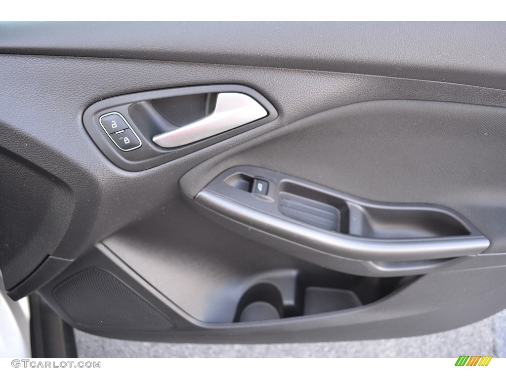 2015 Focus SE Sedan - Ingot Silver Metallic / Charcoal Black photo #14
