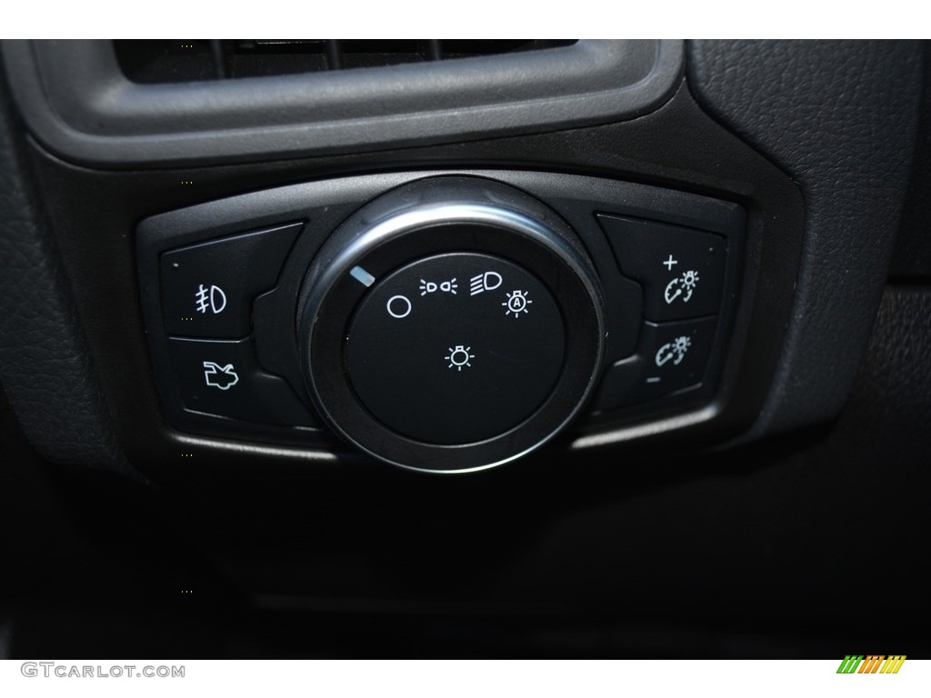 2015 Focus SE Sedan - Ingot Silver Metallic / Charcoal Black photo #24