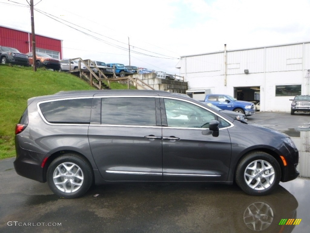 Granite Crystal Metallic 2017 Chrysler Pacifica Touring L Exterior Photo #112578964
