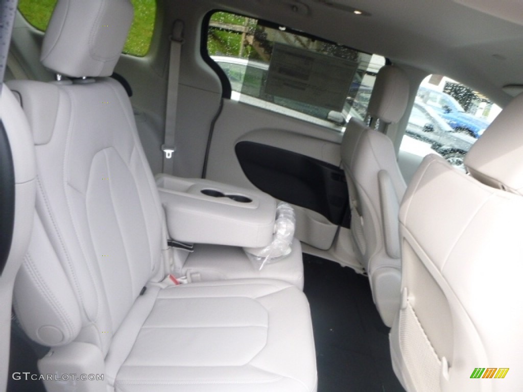 2017 Chrysler Pacifica Touring L Rear Seat Photo #112578979