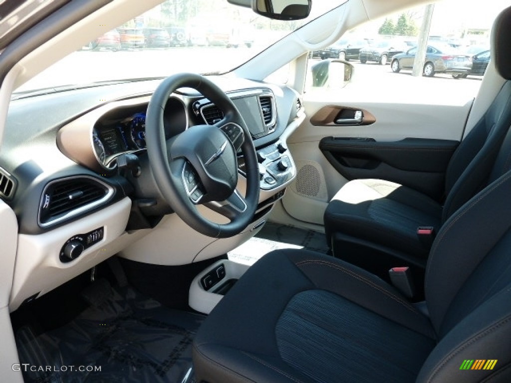 Black/Alloy Interior 2017 Chrysler Pacifica Touring Photo #112604787