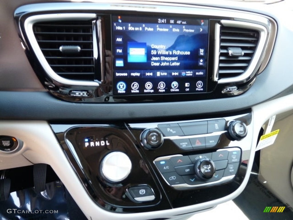 2017 Chrysler Pacifica Touring Controls Photos