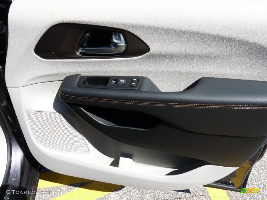 2017 Chrysler Pacifica Touring Door Panel Photos