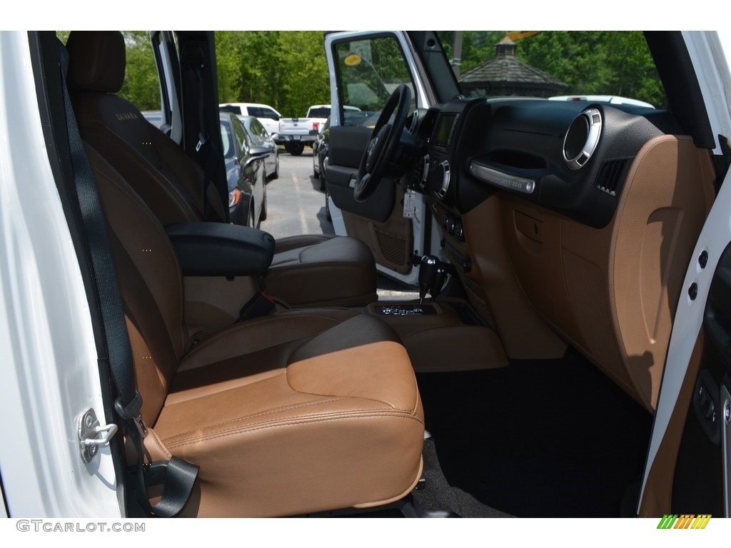 2014 Wrangler Unlimited Sahara 4x4 - Bright White / Black/Dark Saddle photo #16