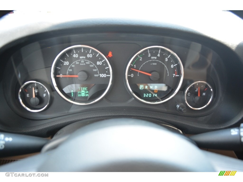 2014 Wrangler Unlimited Sahara 4x4 - Bright White / Black/Dark Saddle photo #22