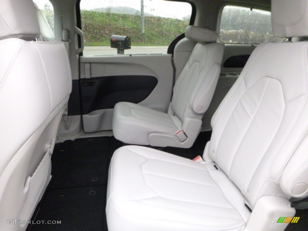 Black/Alloy Interior 2017 Chrysler Pacifica Touring L Photo #112609094