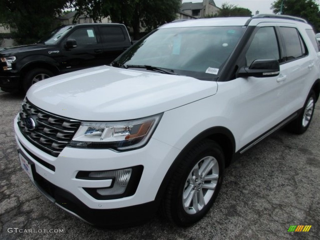 2016 Explorer XLT - Oxford White / Medium Light Camel photo #2