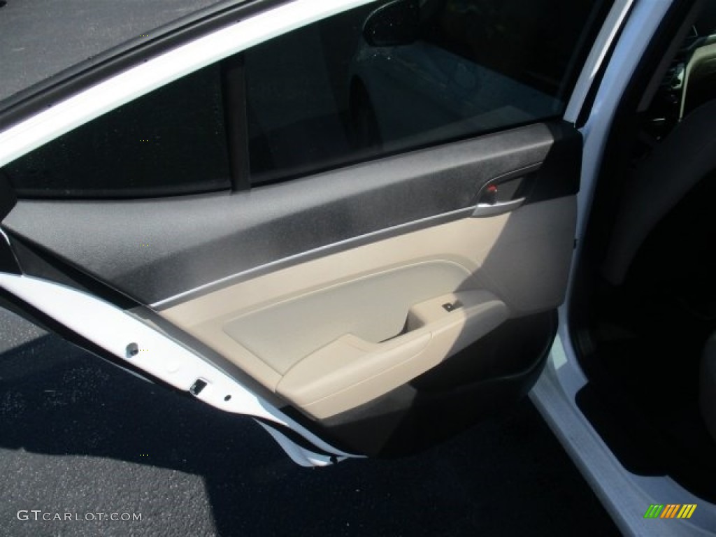 2017 Elantra SE - White / Beige photo #16