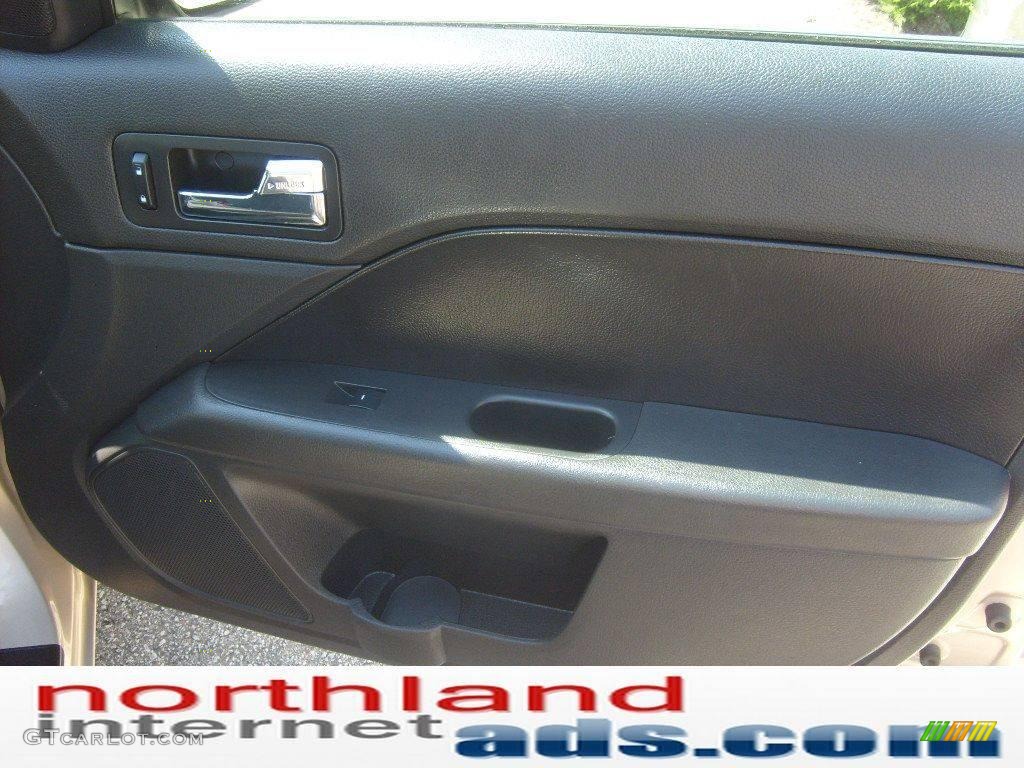 2006 Fusion SE V6 - Dune Pearl Metallic / Charcoal Black photo #17