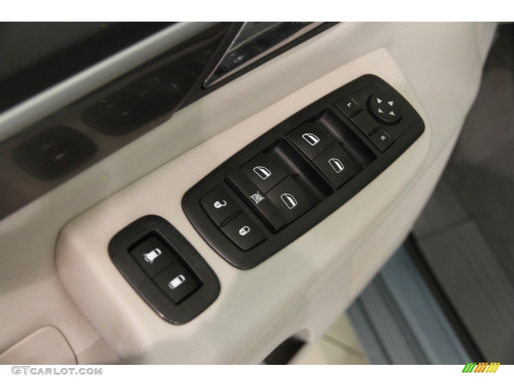 2010 Routan SE - Antigua Blue Metallic / Aero Gray photo #5