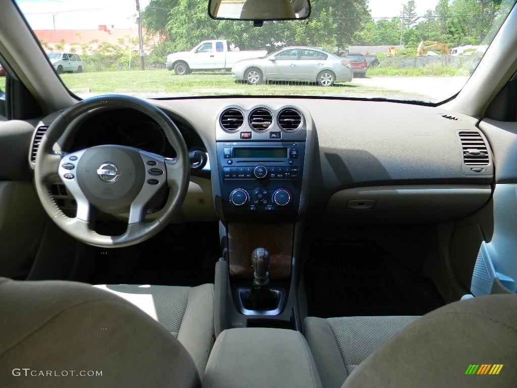 2007 Altima 3.5 SE - Metallic Jade / Blond photo #13