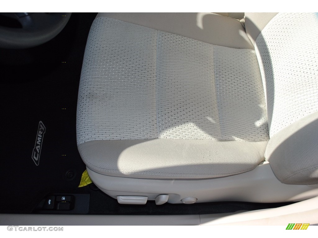2013 Camry LE - Champagne Mica / Ivory photo #12