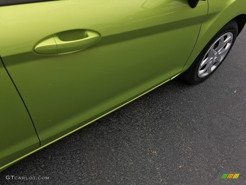 2011 Fiesta SE Sedan - Lime Squeeze Metallic / Light Stone/Charcoal Black Cloth photo #20