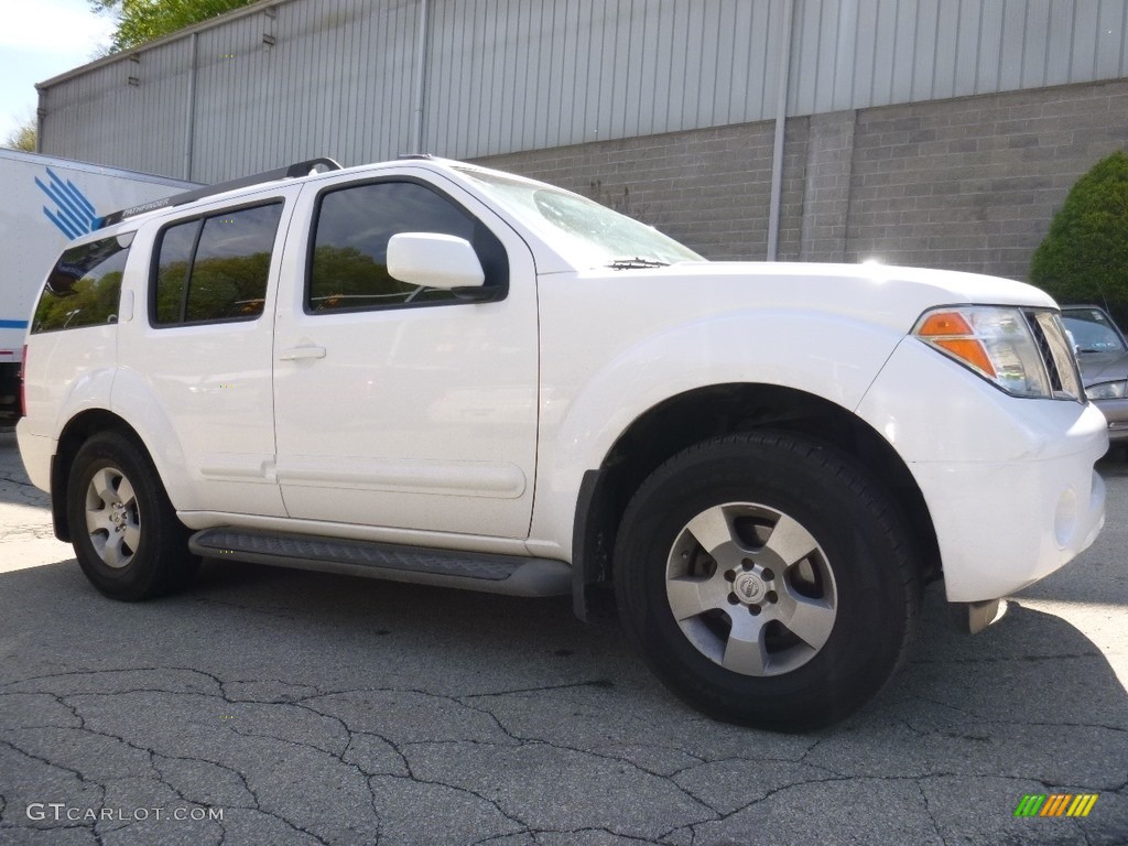 2007 Pathfinder LE 4x4 - Avalanche White / Desert photo #1